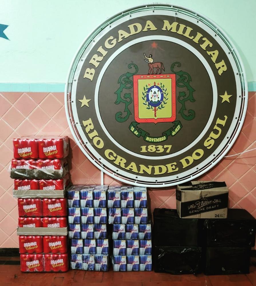 Bebidas apreendidas ficarão a disposição da Receita Federal (Foto: Divulgação/7º BPM)