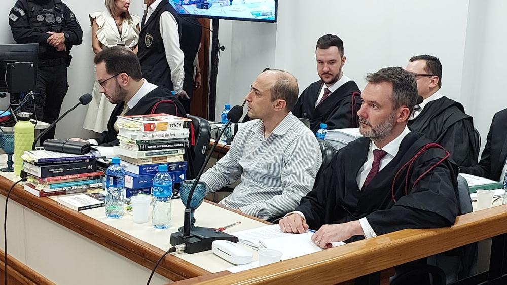 Leandro Boldrini, ao centro, no seu segundo julgamento ocorrido esse ano (Foto: Jonas Martins)