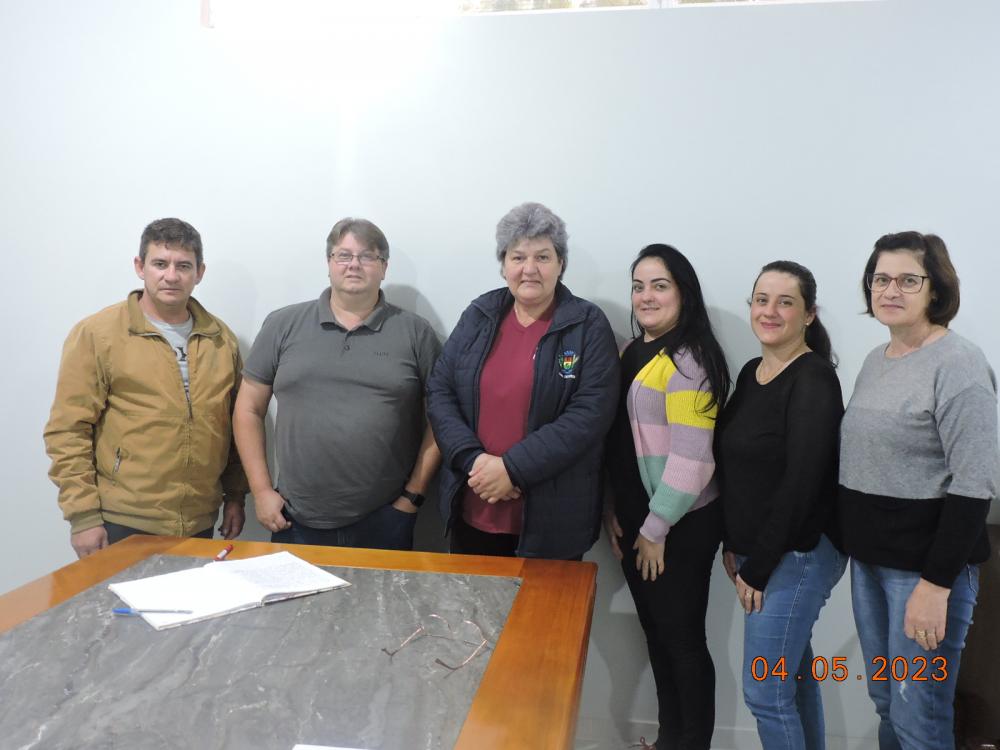 Posse foi dada no gabinete do prefeito de Redentora (Foto: Prefeitura de Redentora)