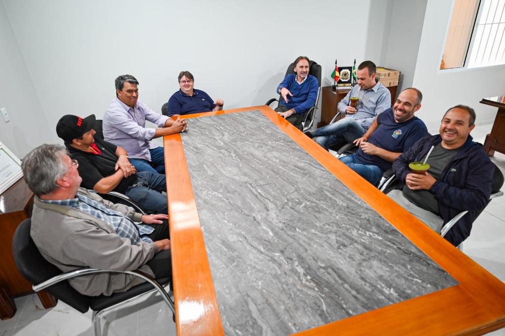 Reunião aconteceu no gabinete do prefeito de Redentora (Foto: Divulgação/Prefeitura de Redentora)