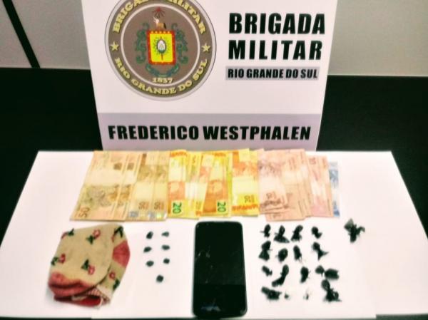 Na ação ocorrida no bairro Fátima, foram apreendidas buchas de cocaína e pedras de crack, além de dinheiro (Foto: Divulgação/BM)