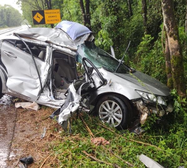 No Honda Civic, com placas de Salto do Jacuí/RS, viajavam três pessoas (Foto: Reprodução/Santo Augusto Urgente)