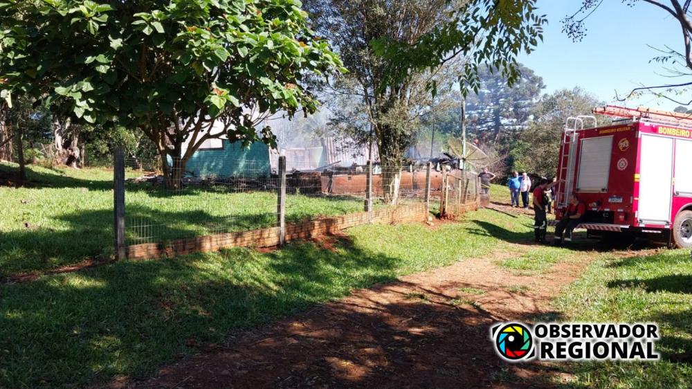 A casa da família foi incendiado na ação criminosa (Foto: Observador Regional)