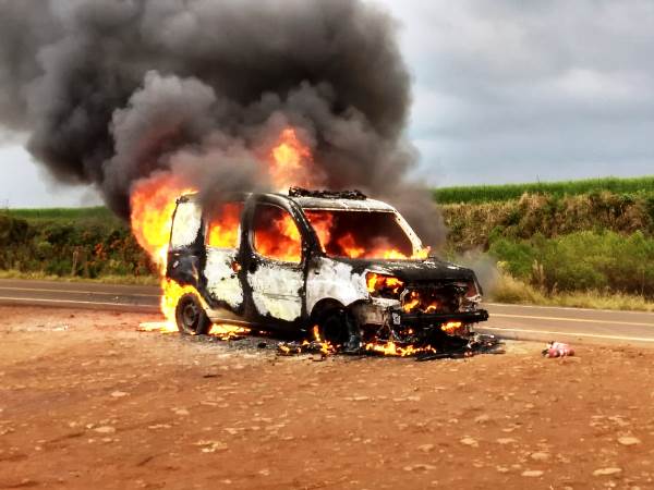 Fiat Doblo foi totalmente consumida pelo fogo (Foto: Reprodução/Planeta FM)