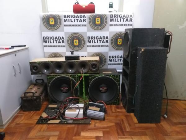 No local foram apreendidas caixas de som e bebidas que estavam sendo comercializadas em um bar - Foto: BM reprodução