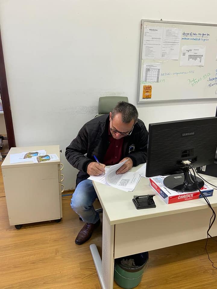 Prefeito assinando convênio - Foto: Prefeitura de Derrubadas