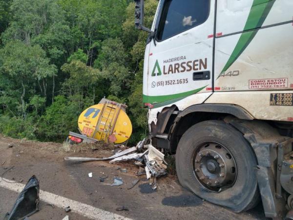 Após colidir contra outros dois veículos, carreta tanque desceu um barranco ao lado da RSC 472 (Foto: Eduardo Salvadori)