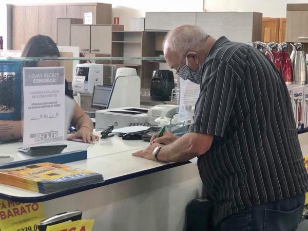 Maior parte das dívidas das famílias brasileiras é relacionada ao cartão de crédito, seguida pelos carnês e financiamento de carro (Foto: Diones Roberto Becker)