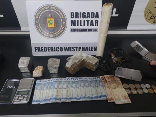 Foram encontrados com o casal 615g de maconha, 68g de crack, uma balança de precisão, R$ 100,00, além de diversos materiais para preparo do entorpecente para a venda - Foto: BM divulgação
