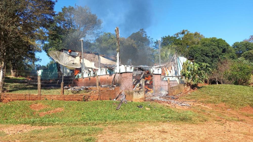 Casa foi incendiada e corpo de jovem foi encontrado carbonizado nos escombros - Foto: Polícia Civil/Divulgação