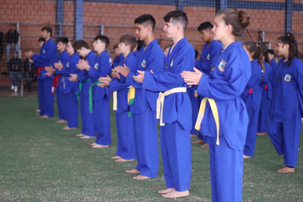 Alunos fizeram a troca de faixa em evento em Derrubadas - Foto: Divulgação