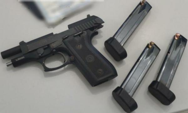 Pistola calibre 380 e carregadores apreendidos pelos policiais militares (Foto: Divulgação/7º BPM)