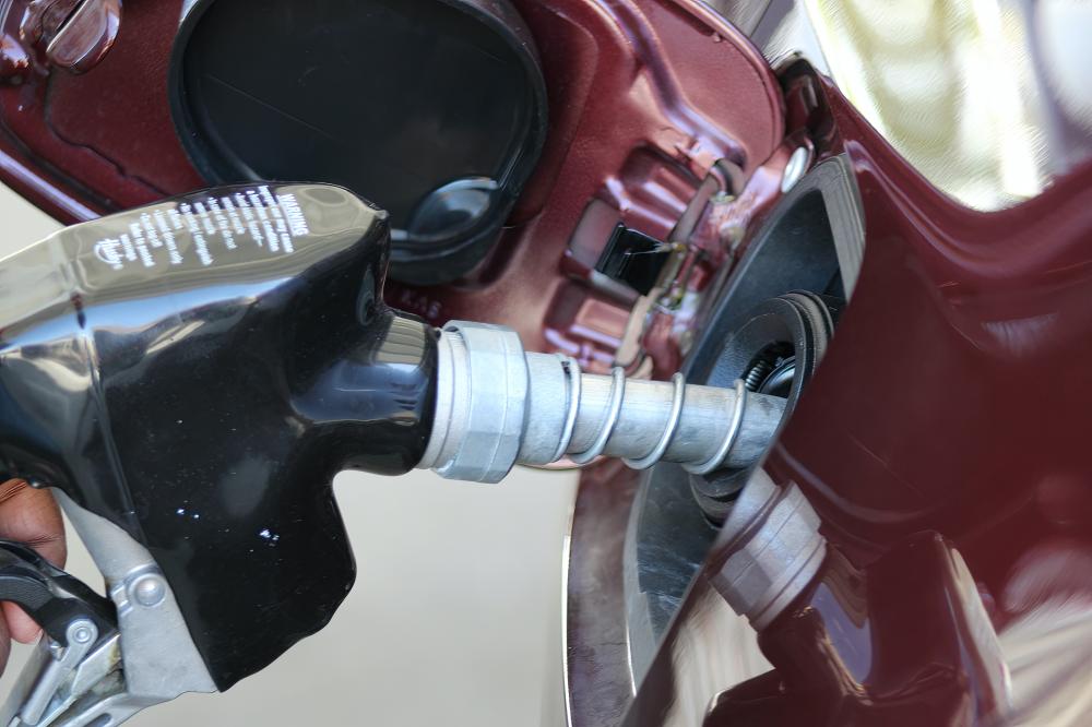 Gasolina já começou a cair nos postos do país - Foto de Dawn McDonald na Unsplash