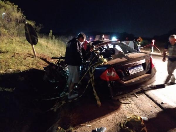 O condutor do carro, identificado como Leandro Ferreira Gomes, 30 anos, morreu no local - Foto: Uirapuru