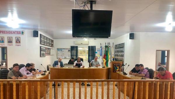 Apreciação da matéria somente ocorreu depois de uma rápida reunião em plenário e a concordância de todos os líderes de bancada (Foto: Diones Roberto Becker)