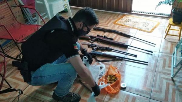 Na ação foram apreendidas aves silvestres e galos de rinha, além de armas e acessórios utilizados na caça ilegal - Foto: Polícia Civil - Divulgação