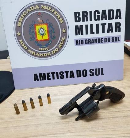Com o acusado foi encontrado um revólver calibre 38 e cinco munições, sendo uma já deflagrada - Foto: BM divulgação