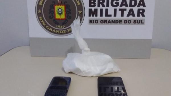 Com os acusados os policiais encontraram 455g de cocaína - Foto: BM divulgação