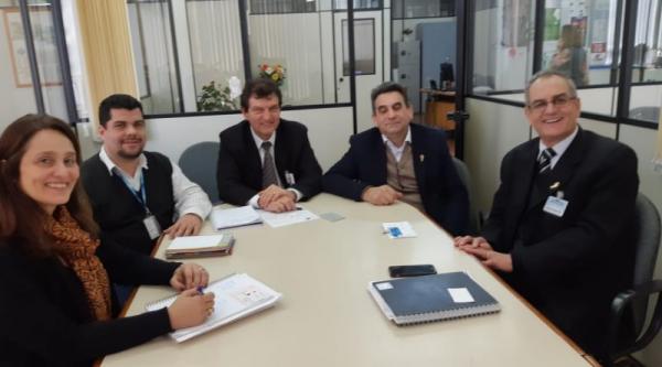 Encontro entre a comitiva da Federação e os representantes do Banrisul (Foto: Divulgação/FAMURS)