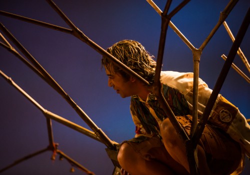 Peça conta história de um velho poeta e de um menino, em busca de uma árvore ancestral (Fotografia: Luiza Palhares/Divulgação - Edição: CCOM Funarte)
