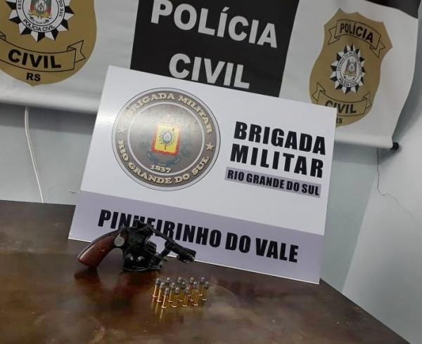 Revólver e munições apreendidas (Foto: Divulgação/Brigada Militar) 