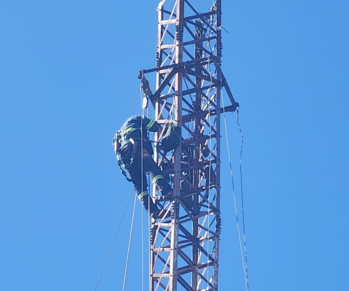 Equipes trabalharam na instalação de nova torre para transmissão - Foto: Jalmo Fornari