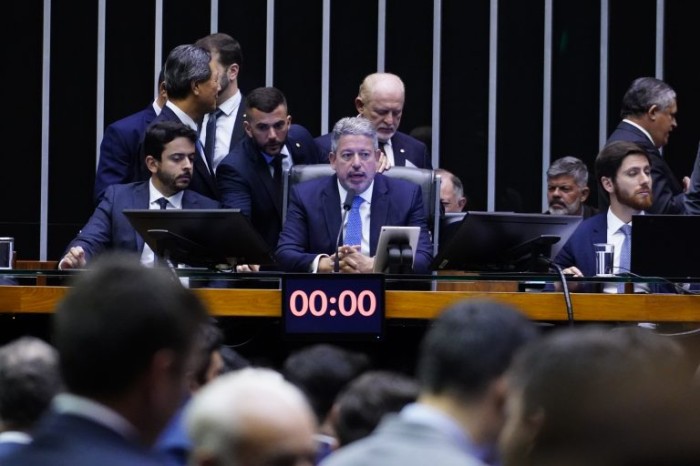 Presidente da Câmara, Arthur Lira (C), comanda as votações no Plenário - (Foto: Pablo Valadares/Câmara dos Deputados)