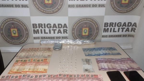 Pedras de crack, dinheiro e outros materiais que estavam de posse dos dois indivíduos no momento da prisão (Foto: Divulgação/BM)