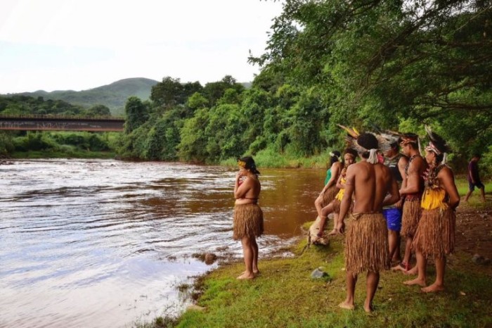 Indígenas da tribo Pataxó Nao Xohã observam o rio Paraopeba, contaminado por lama tóxica - (Foto: Lucas Hallel/Funai)