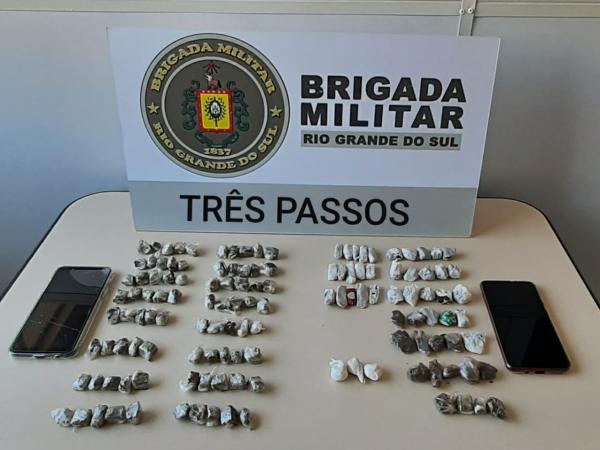 Na ocorrência foram apreendidas 126 porções de maconha e três buchas de cocaína (Foto: Divulgação/BM)