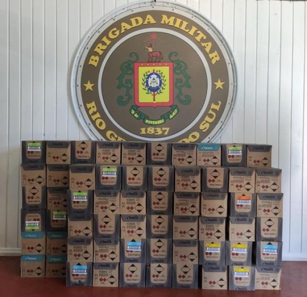 Mercadorias de origem estrangeira eram transportadas em um veículo com placas de Santo Augusto/RS (Foto: Divulgação/7º BPM)