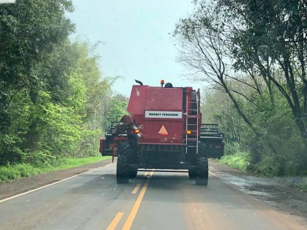 Com o cadastro, os tratores, colheitadeiras e outros equipamentos terão um documento oficial que permitirá a circulação em vias públicas (Foto: Diones Roberto Becker)