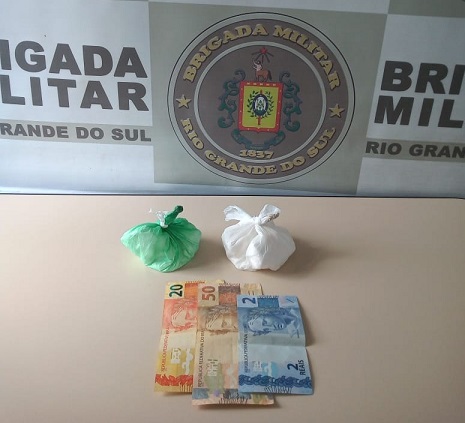 Com o condutor, foram encontrados dois invólucros plásticos contendo cerca de 200 gramas de substância semelhante à cocaína (Foto: Diones Roberto Becker)