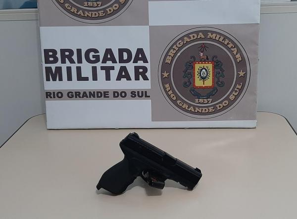 Conforme as informações repassadas, a réplica de arma de fogo foi apreendida e o homem acabou preso por constrangimento ilegal (Foto: Diones Roberto Becker)