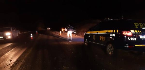 Acidente de trânsito aconteceu por volta das 23h50min da sexta-feira (20/11), no Km 45 da BR 386 (Foto: Divulgação/PRF)