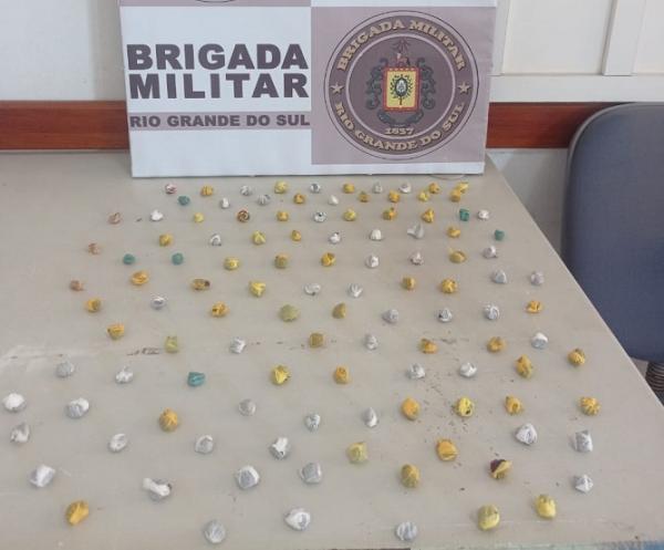 Foram apreendidas 113 porções de maconha que totalizaram 121 gramas e três buchas de crack, que somaram 3,8 gramas (Foto: Divulgação/7º BPM)