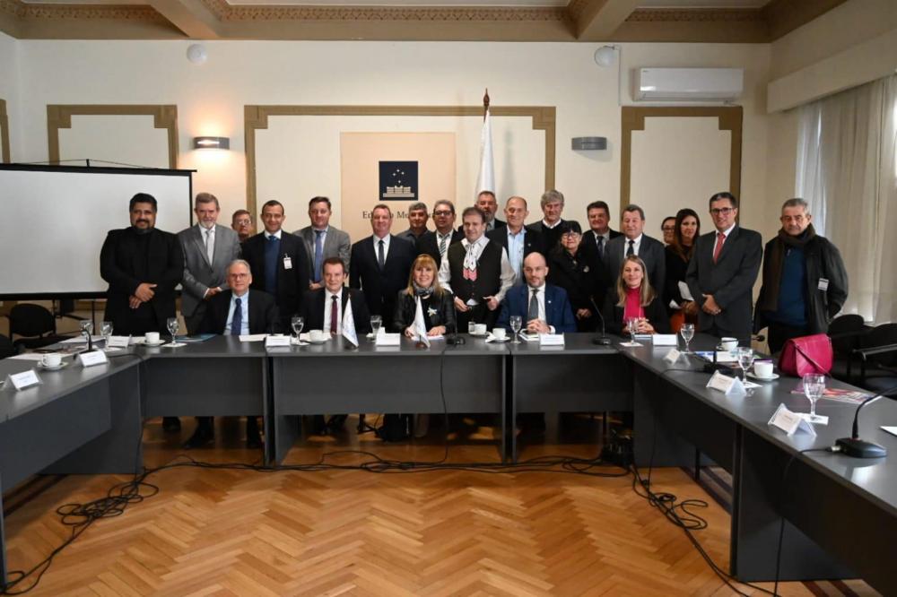 Comitiva brasileira, liderada pela região, se reuniu no parlamento do Mercosul (Foto: Amuceleiro/Divulgação)