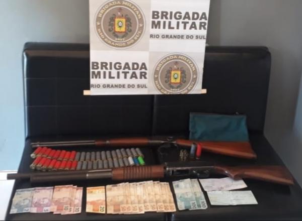 Armas de fogo e dinheiro apreendidas durante abordagem de camionete na localidade de Coroados (Foto: Divulgação/7º BPM)