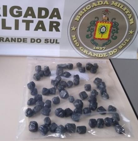 Foram apreendidas várias porções de maconha (Foto: Divulgação/BM)