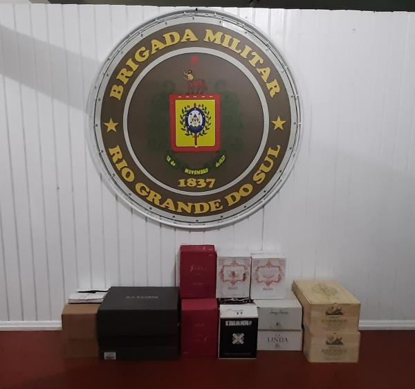 Abordagem de veículo resultou na apreensão de 126 garrafas de vinho de origem estrangeira (Foto: Divulgação/7º BPM)