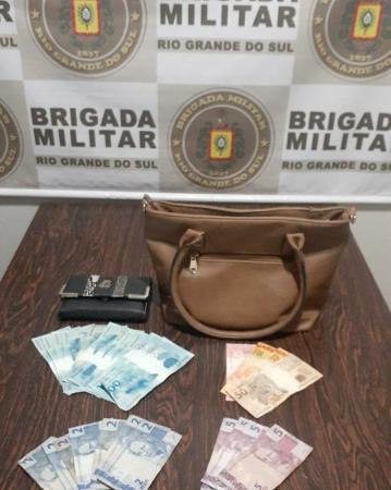 Objetos e dinheiro que tinham sido roubados da vítima e foram recuperados pelos policiais militares de Santo Augusto (Foto: Divulgação/BM)