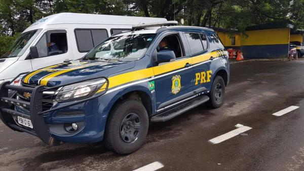 Furgão que fazia o transporte de trabalhadores de Vacaria para Coronel Bicaco foi abordado na BR 285 em Passo Fundo (Foto: Divulgação/PRF)