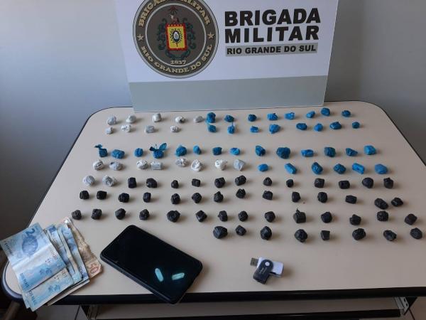 Dupla havia tentado arremessar um invólucro com entorpecentes para dentro do Presídio Estadual de Três Passos (Foto: Divulgação/BM)