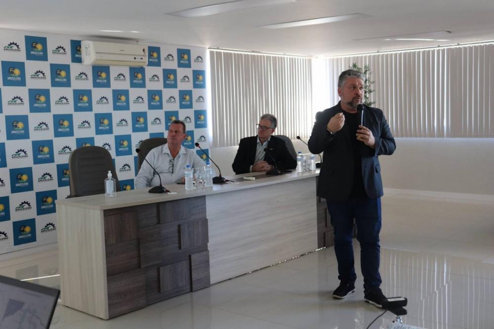 Rafael Jacques de Oliveira apresentou o projeto da ferrovia (Foto: Vinicius Araujo / Rádio Alto Uruguai)