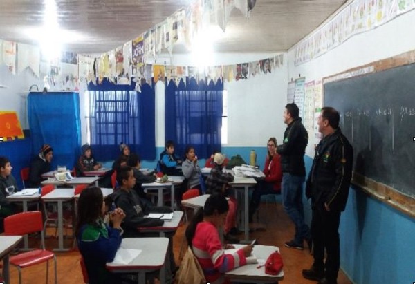 Fiscais atuando em escola de Redentora (Foto: RD Foco)