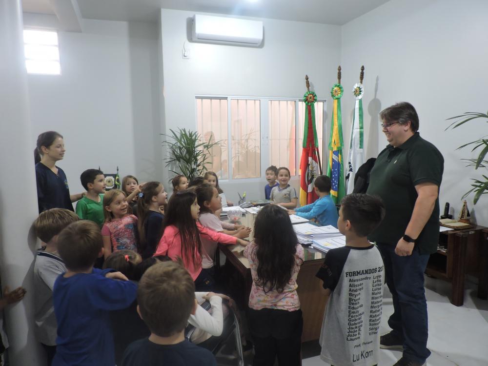Alunos foram recepcionados no gabinete municipal (Foto: Prefeitura de Redentora)
