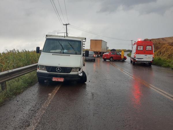 Veículo de passeio ficou bastante destruído. Uma pessoa ficou ferida (Fotos: Jonas Martins)