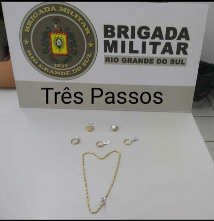 Anéis e corrente de ouro que foram furtados e recuperados pelos policiais militares (Foto: Divulgação/BM)