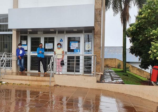 Agência do Banrisul de Tenente Portela está fechada, inclusive na área de autoatendimento (Foto: Jalmo Fornari)