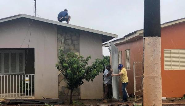 Moradores, com auxílio de familiares, amigos e vizinhos, fazem a reconstrução dos telhados das casas afetadas pelo temporal (Fotos: Diones Roberto Becker)